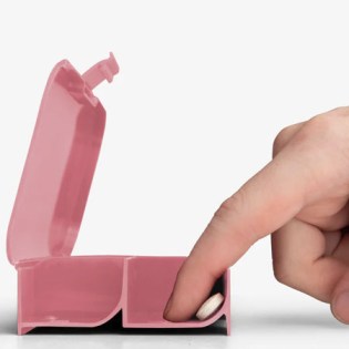 SmartShake-Pill-Box-Organizer-Supergirl-3